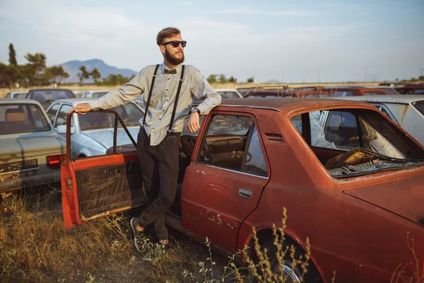 Jovem bonito elegante homem, vestindo camisa e laço-tie com idade c — Fotografia de Stock