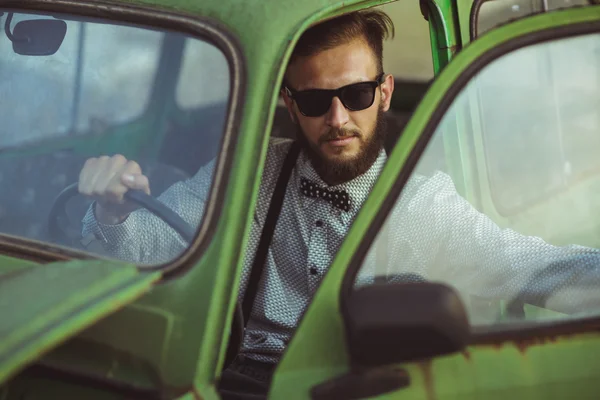 Joven hombre guapo con estilo, con camisa y gafas de sol, conducción —  Fotos de Stock