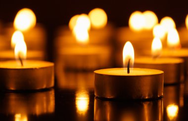 Birçok yanan mum sığ alan derinliğine sahiptir.