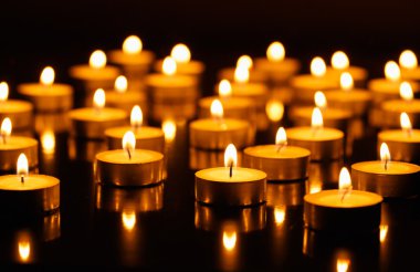 Birçok yanan mum sığ alan derinliğine sahiptir.