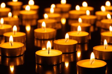 Birçok yanan mum sığ alan derinliğine sahiptir.