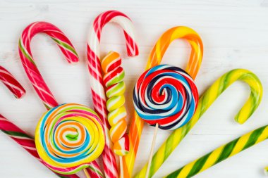 Beyaz ahşap arka plan üzerinde renkli şeker