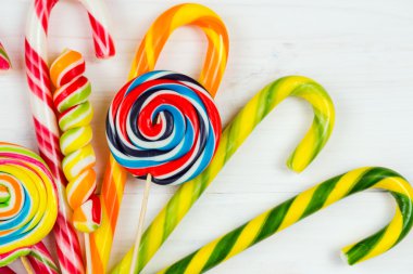 Beyaz ahşap arka plan üzerinde renkli şeker