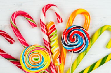 Beyaz ahşap arka plan üzerinde renkli şeker