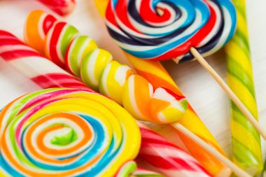 Beyaz ahşap arka plan üzerinde renkli şeker