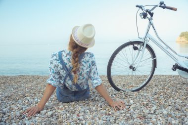 Sahilde - Bisiklet kadınla arkadan görüntülemek