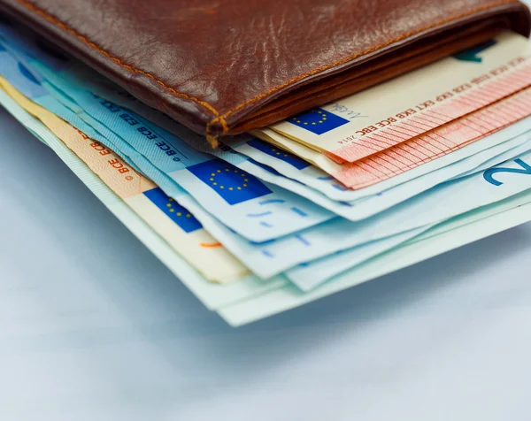 Bruin lederen portefeuille met geld euro — Stockfoto