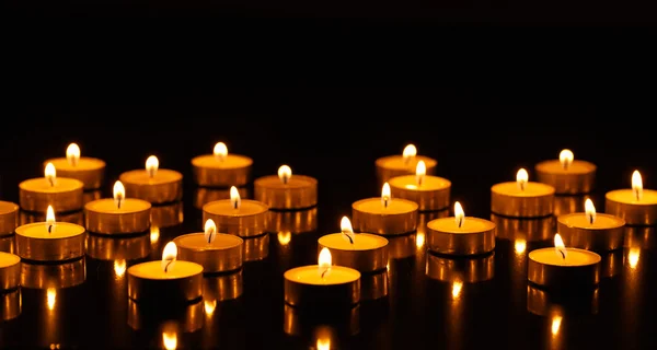 Muitas velas acesas com profundidade de campo rasa — Fotografia de Stock