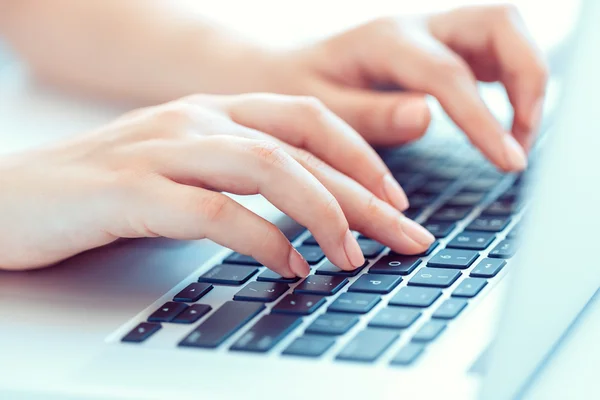 Manos femeninas o trabajadora de oficina escribiendo en el teclado —  Fotos de Stock