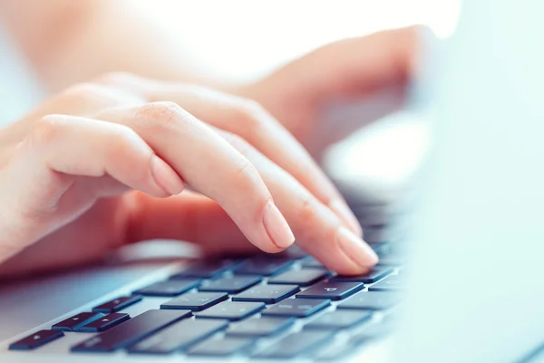 Manos femeninas o trabajadora de oficina escribiendo en el teclado —  Fotos de Stock