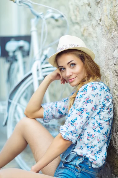 Femme heureuse avec vélo sur la rue de la vieille ville — Photo