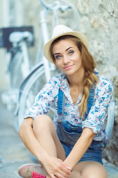 Szczęśliwa kobieta z roweru na ulicy starego miasta — Zdjęcie stockowe