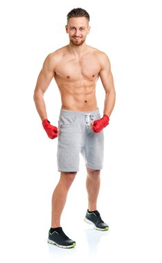 Boks bandaj üzerinde beyaz giyen atletik çekici adam