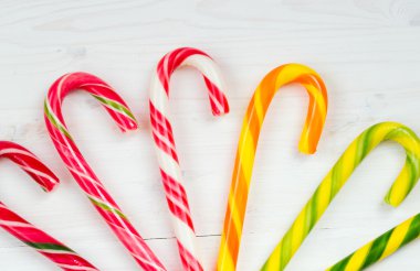 Noel şeker kamışı bir ahşap arka plan üzerinde