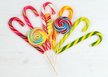 ahşap arka plan üzerinde renkli şeker