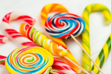 ahşap arka plan üzerinde renkli şeker