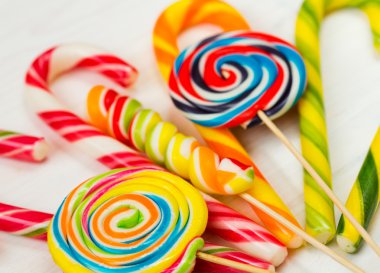 ahşap arka plan üzerinde renkli şeker