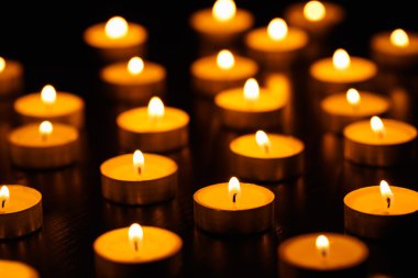 Birçok yanan mum sığ alan derinliğine sahiptir.