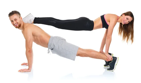 Привлекательная спортивная пара - мужчины и женщины занимаются фитнес-упражнениями — стоковое фото