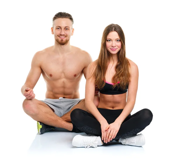 Спортивная пара - мужчина и женщина после физических упражнений на белом — стоковое фото