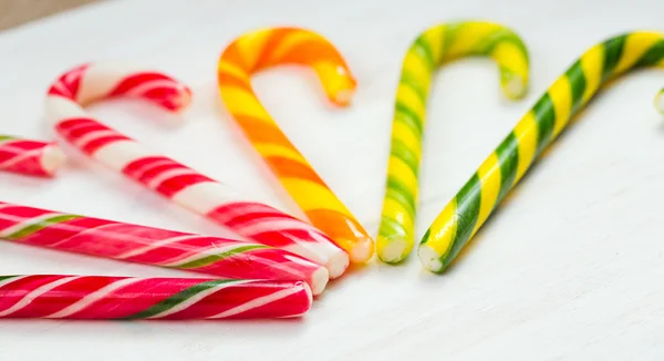 Canne à bonbons de Noël sur un fond en bois — Photo