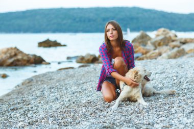 Sahilde bir yürüyüş bir köpekle kadın