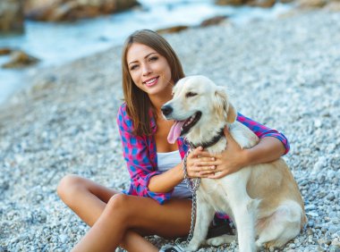 Sahilde bir yürüyüş bir köpekle kadın