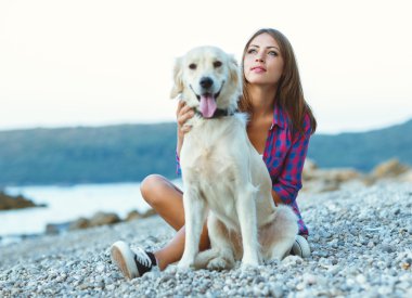 Sahilde bir yürüyüş bir köpekle kadın