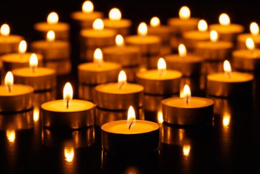 Birçok yanan mum sığ alan derinliğine sahiptir.