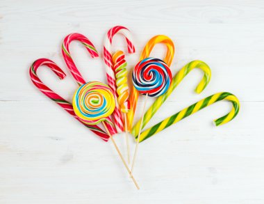 Beyaz ahşap arka plan üzerinde renkli şeker