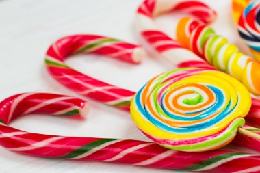 Beyaz ahşap arka plan üzerinde renkli şeker