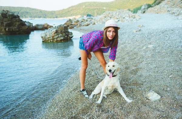 Frau mit Hund am Strand spazieren — Stockfoto