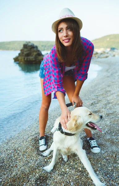 Frau mit Hund am Strand spazieren — Stockfoto