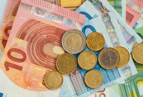 Monedas y billetes en euros — Foto de Stock