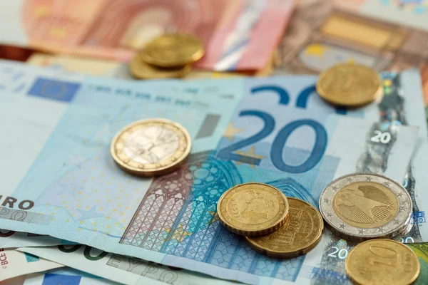 Monedas y billetes en euros — Foto de Stock
