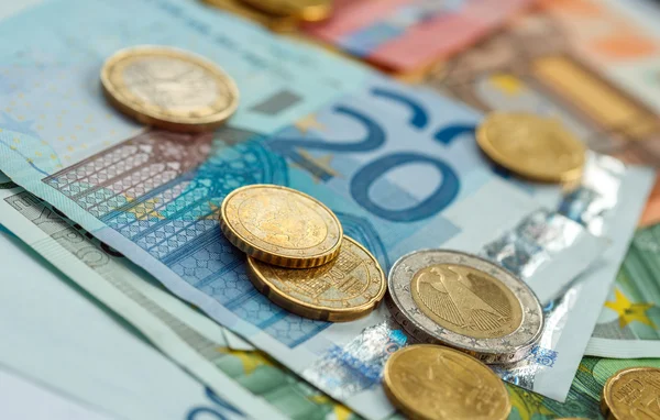 Geld euromunten en biljetten — Stockfoto