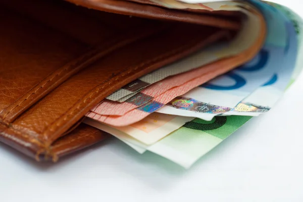 Bruin lederen portefeuille met geld euro — Stockfoto