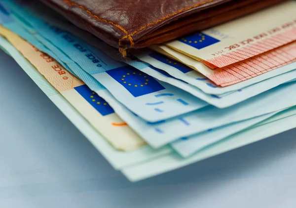 Brunt läder plånbok med pengar euro — Stockfoto