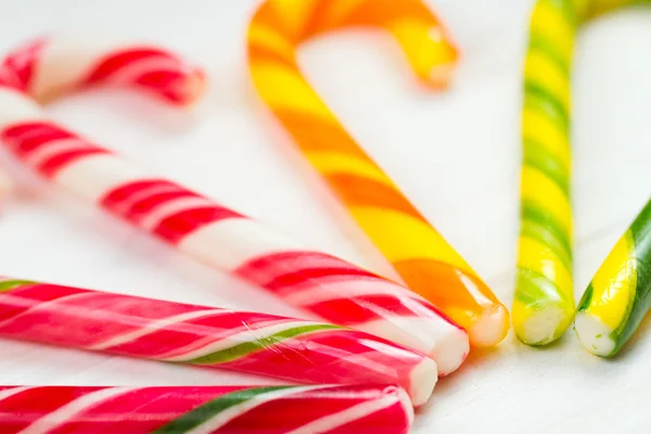 Canne à bonbons de Noël sur un fond en bois blanc — Photo