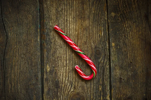 Cana de doces de Natal em um fundo de madeira — Fotografia de Stock