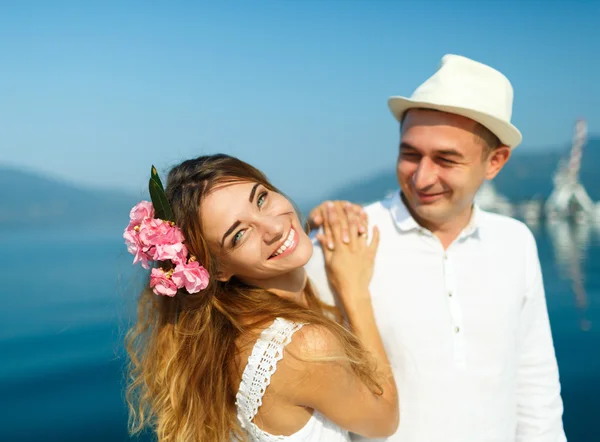 Atractiva pareja joven caminando junto al puerto deportivo en un lujo —  Fotos de Stock