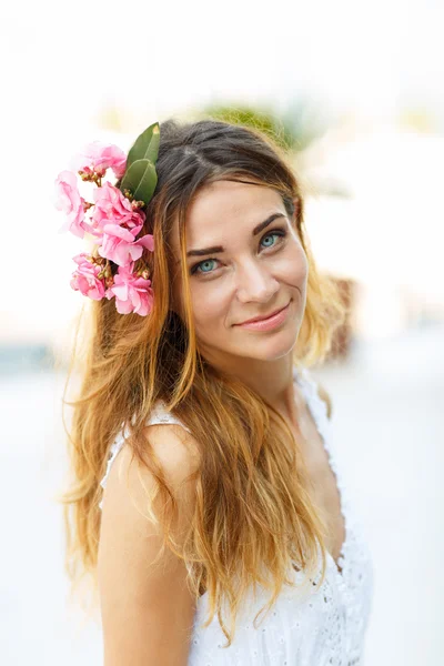 Hermosa mujer encantadora con accesorio de pelo de flor —  Fotos de Stock