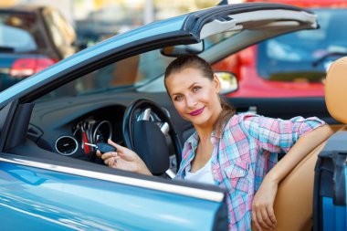 Anahtar bulunan bir Cabrio arabada oturan genç güzel kadın