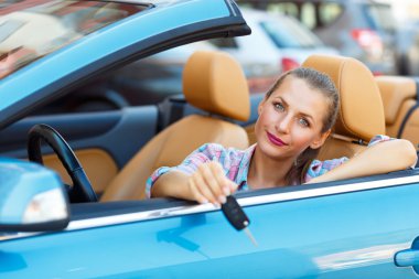 Anahtar bulunan bir Cabrio arabada oturan genç güzel kadın