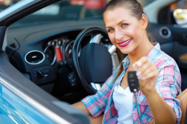 Anahtar bulunan bir Cabrio arabada oturan genç güzel kadın