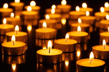 birçok yanan mumlar