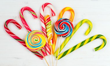 Beyaz ahşap arka plan üzerinde renkli şeker