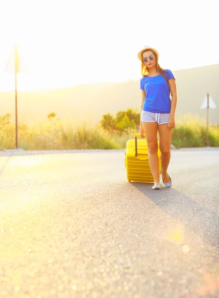 Junge Frau mit gelbem Koffer ist unterwegs — Stockfoto