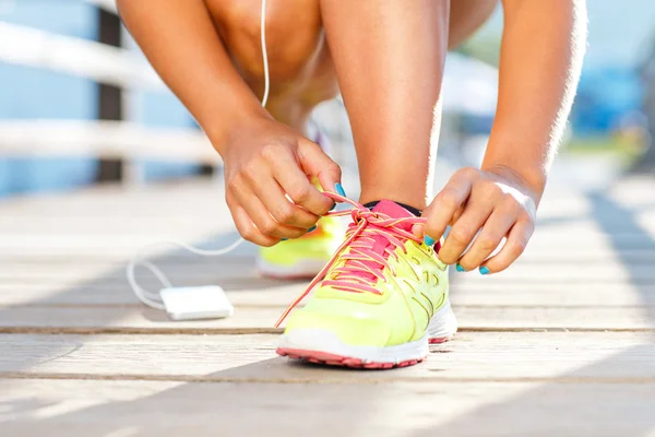 Zapatos para correr - mujer atando cordones de zapatos —  Fotos de Stock