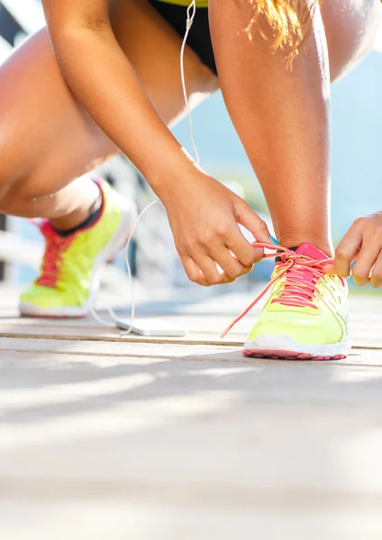 Laufschuhe - Frau bindet Schnürsenkel — Stockfoto